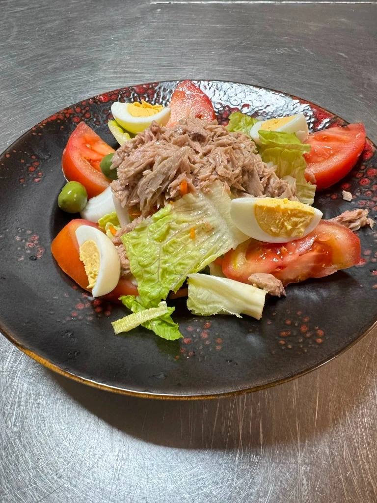 Ensalada de atún y huevo