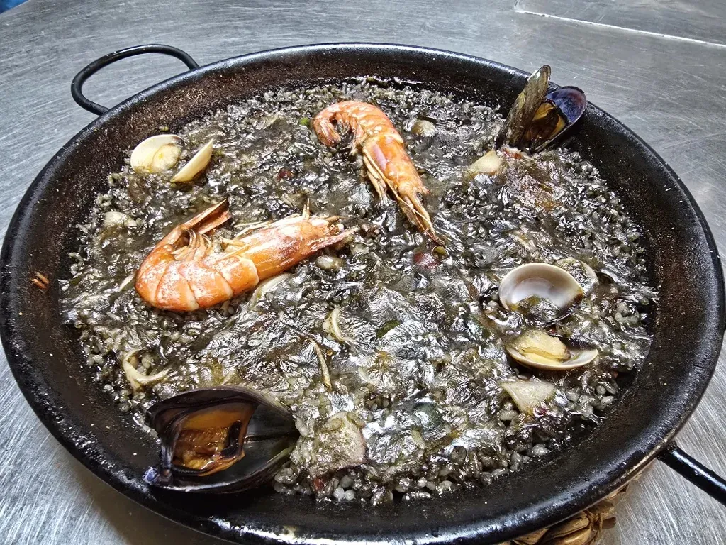 Paella marinera (Arroz negro)